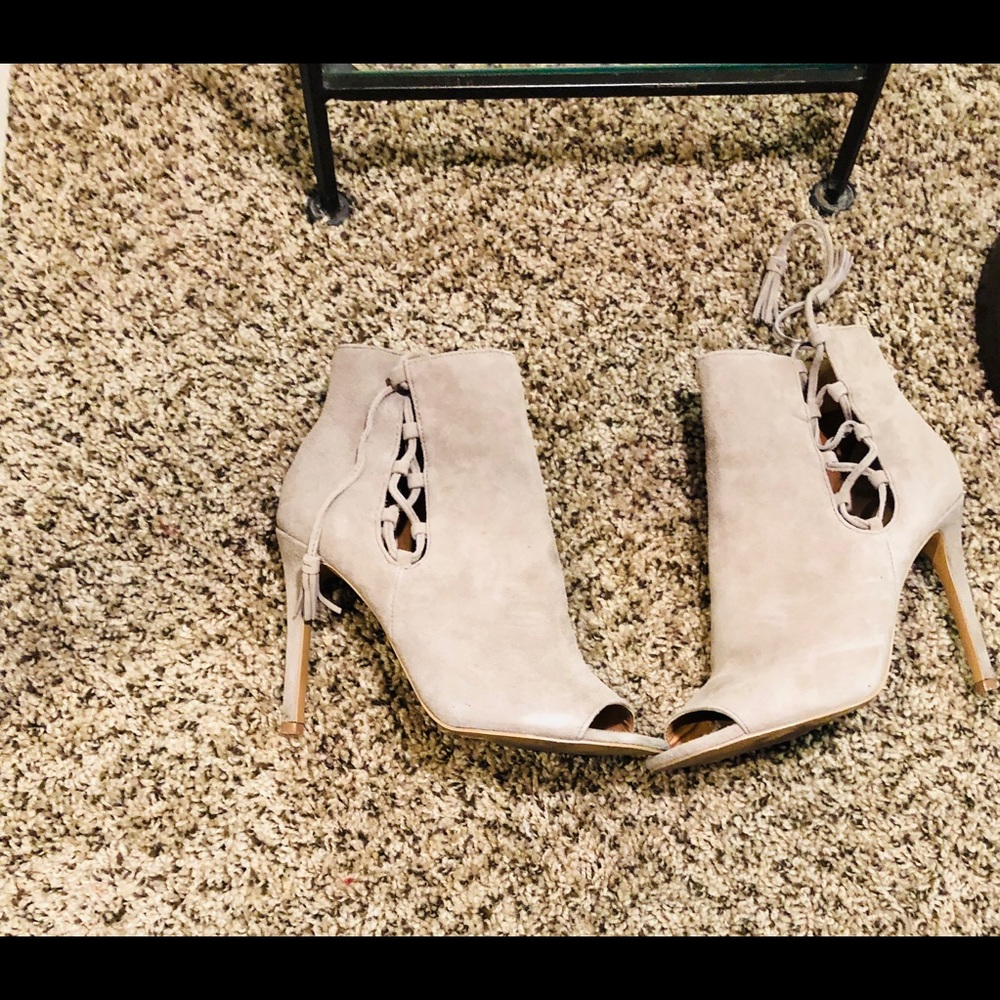 Steve Madden size 8 peep-toe suede booties
